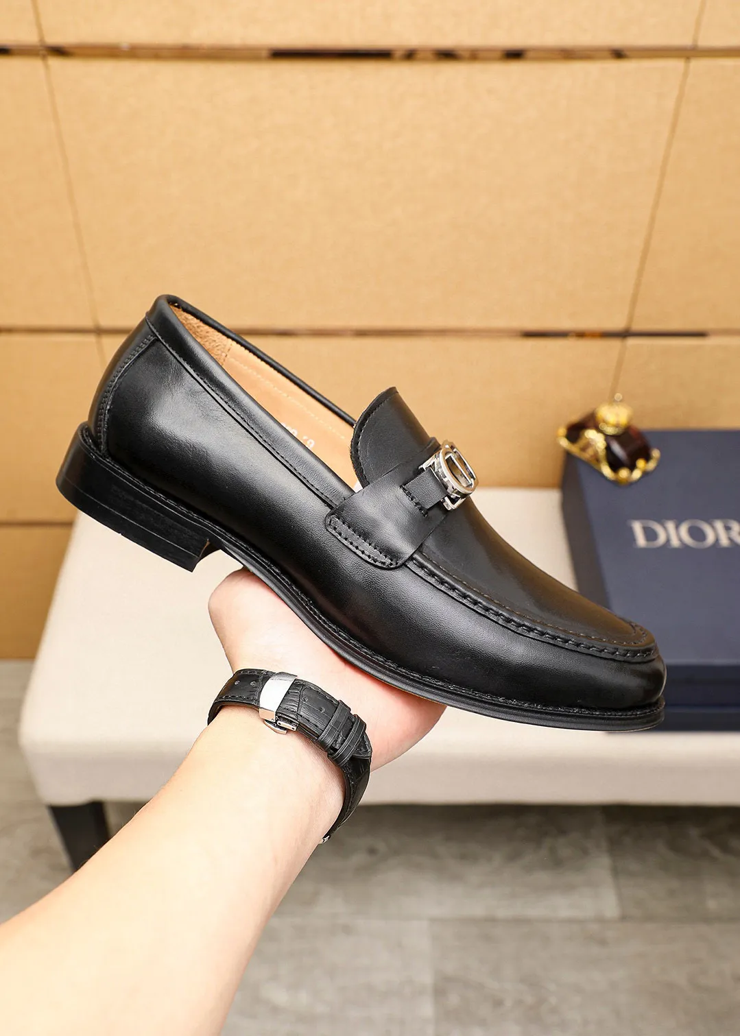 Men's shoes 💰480 💐 Product trademark: Dior "Dior" casual leather shoes Regular size: 39-44 (38.45.46🉑️Customized) Product materials: Selected Italian imported first-layer calfskin upper + classic hardware buckle, imported water-dyed 🐂 cowhide lining. Strong three-dimensional visual effect, original outsole color: 1⃣️color optional